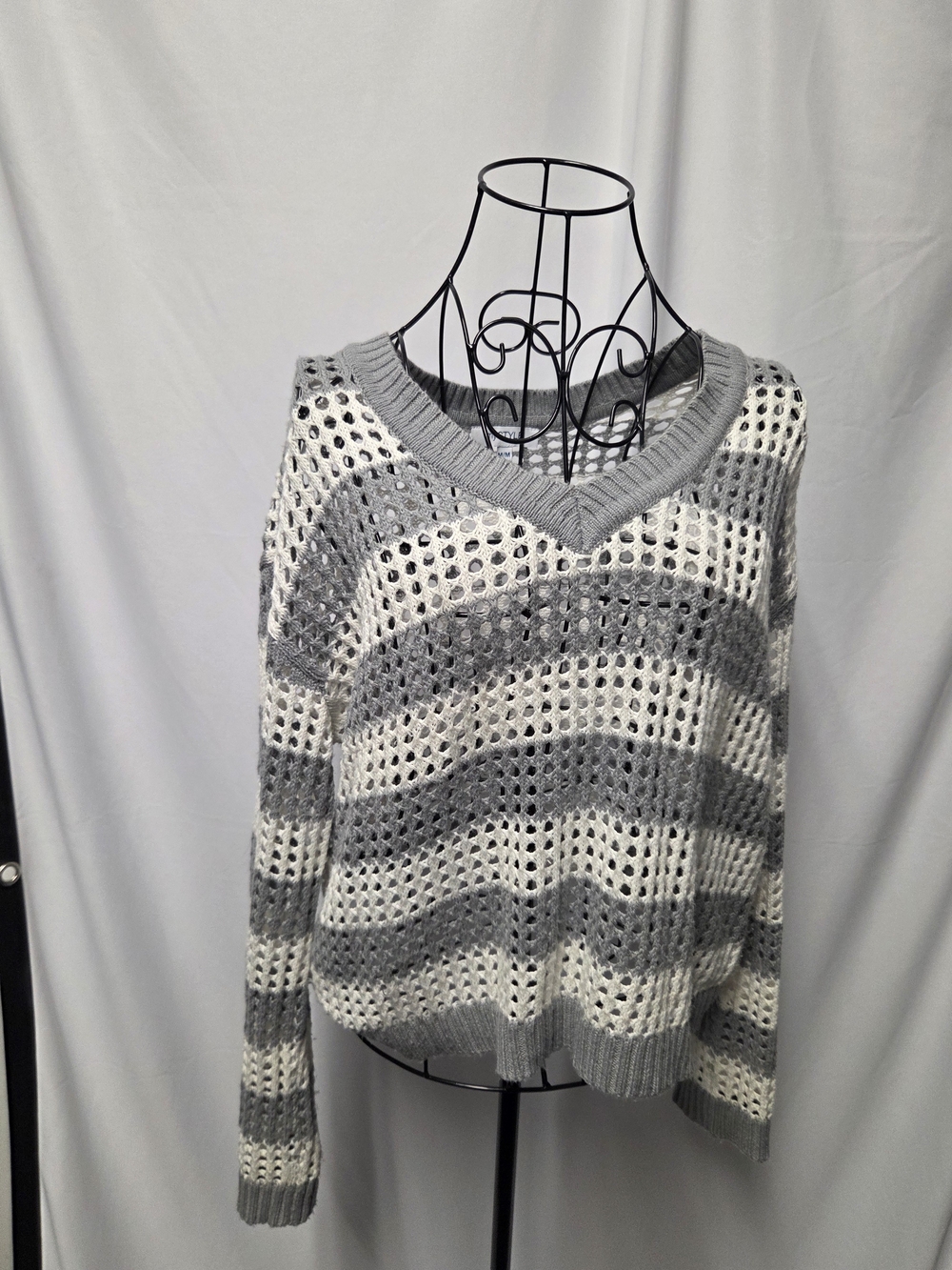 Women’s Gray & Cream Open-Knit V-Neck Sweater